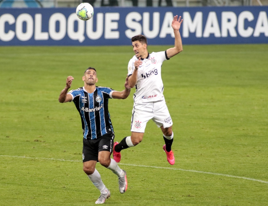 Danilo Avelar durante jogo contra o Grmio, pelo Campeonato Brasileiro