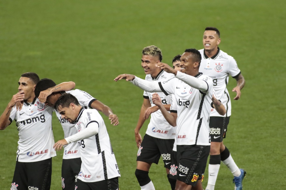 Elenco do Corinthians durante a comemorao do gol de Lo Natel