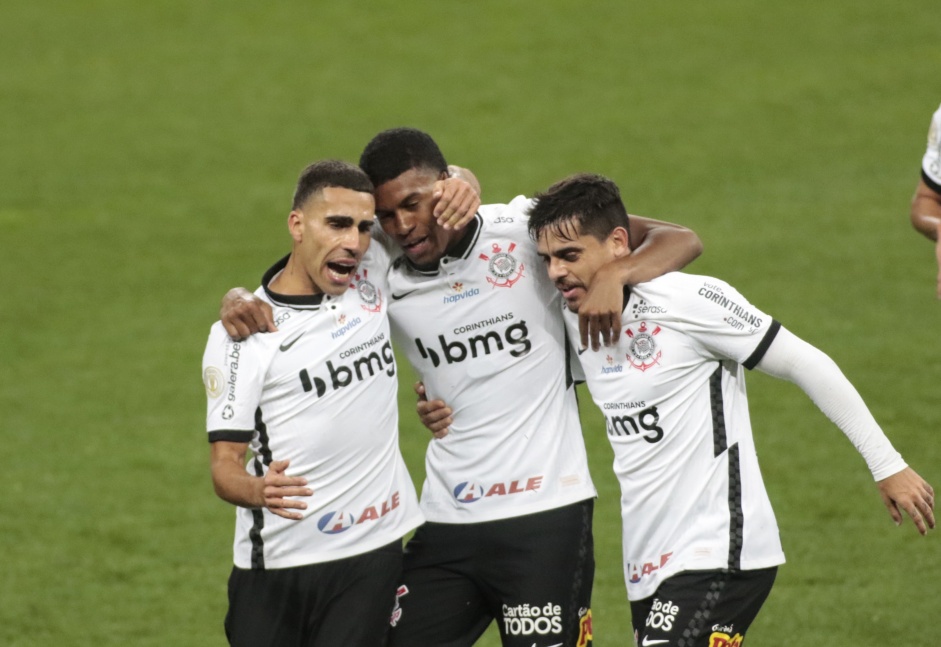 Gabriel, Lo Natel e Fagner em comemorao do primeiro gol corinthiano