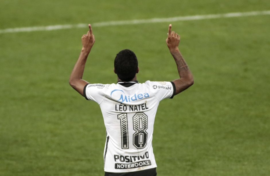 Lo Natel comemorou seu primeiro gol pelo Corinthians