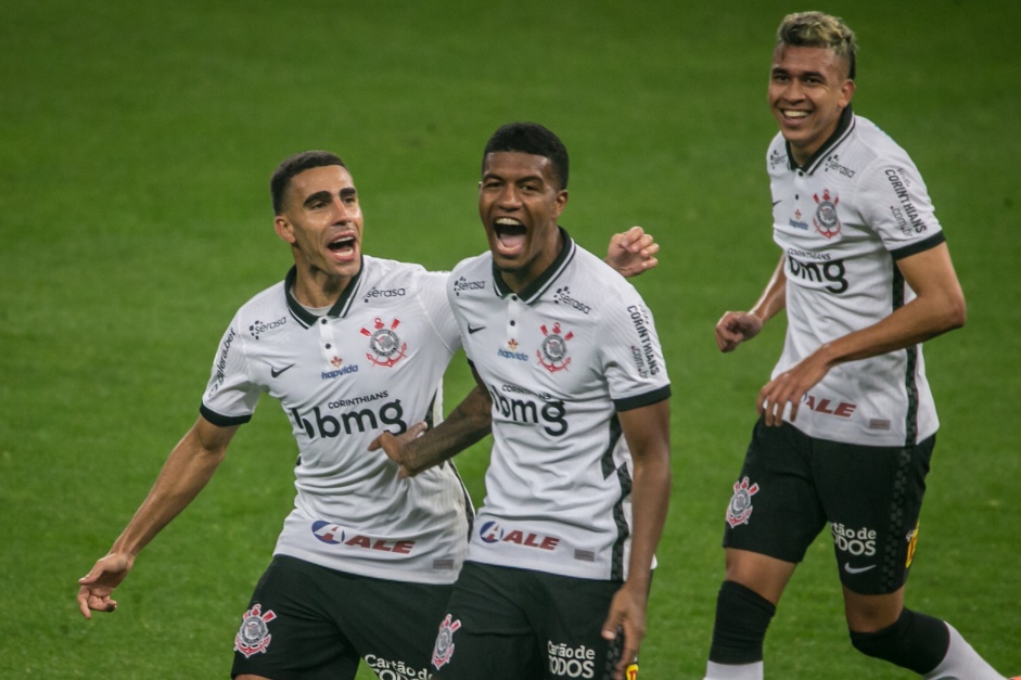 Lo Natel, Gabriel e Cantillo comemorando o primeiro gol do Corinthians