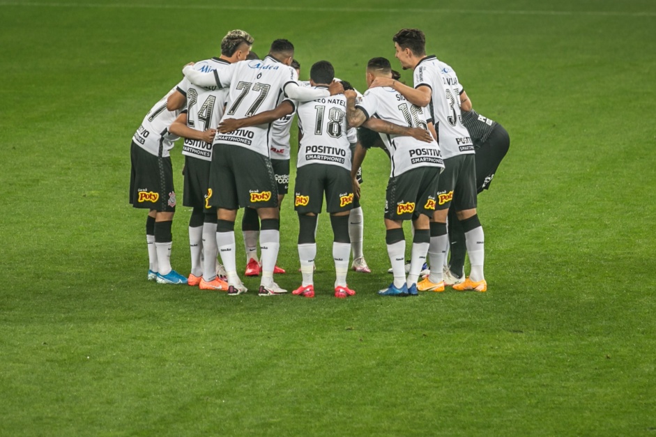 Jogadores do Corinthians reunidos antes da partida contra o Fortaleza, na quarta-feira