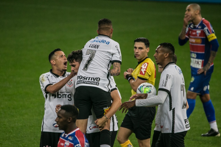 Luan e os jogadores do Corinthians comemoram o gol de empate contra o Fortaleza