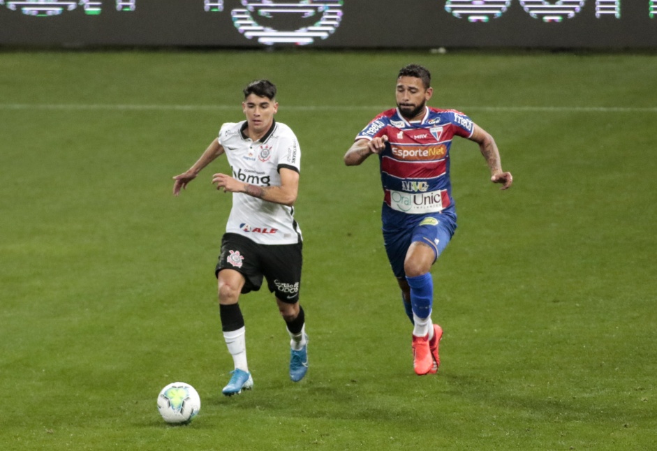 Araos voltou a ser titular do Corinthians diante do Fortaleza