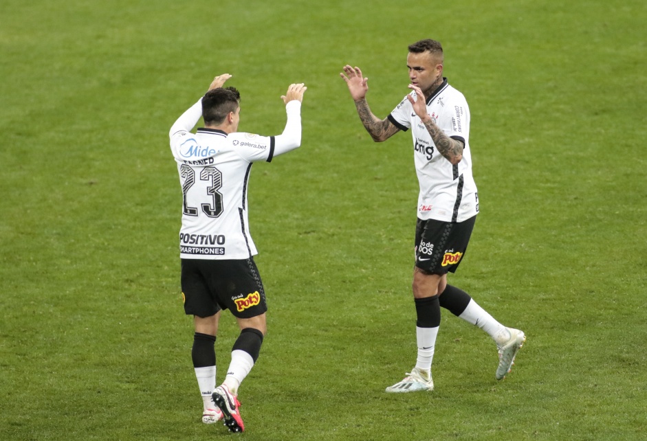 Luan treina com bola e pode receber nova chance; Fagner também está perto do retorno