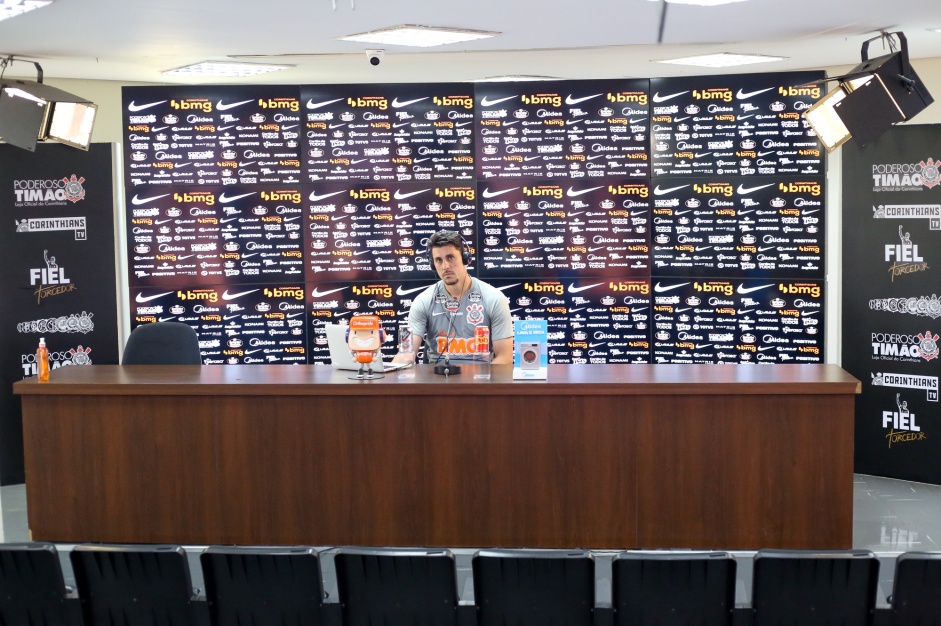 Danilo Avelar concedeu coletiva após o treino de hoje