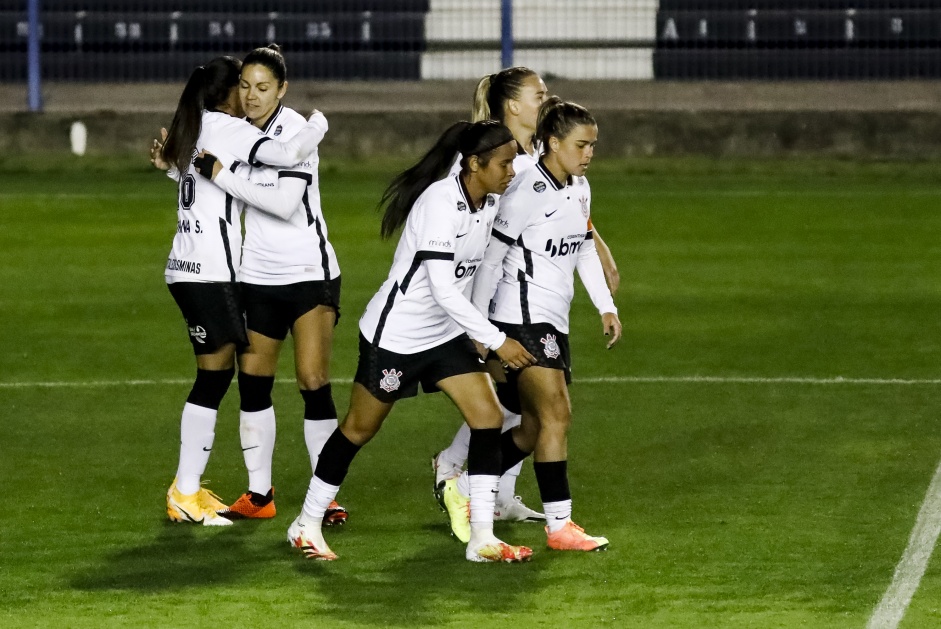 Adriana comemorando seu gol contra a Ferroviria, pelo futebol feminino
