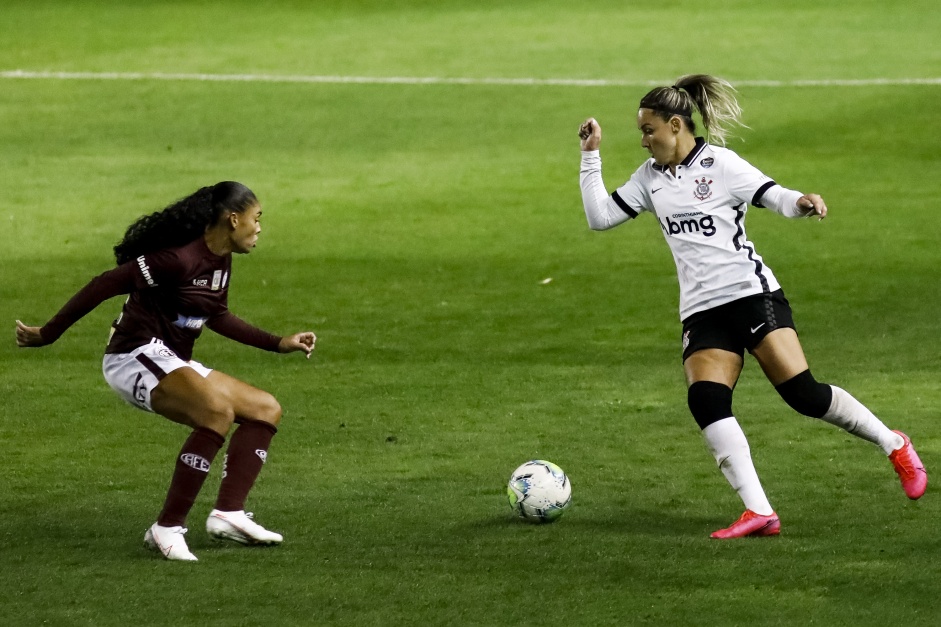 Giovanna Crivelari no jogo contra a Ferroviria, na volta do futebol feminino