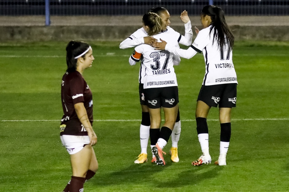 Tamires, Victoria e Adriana no jogo contra a Ferroviria, na volta do futebol feminino