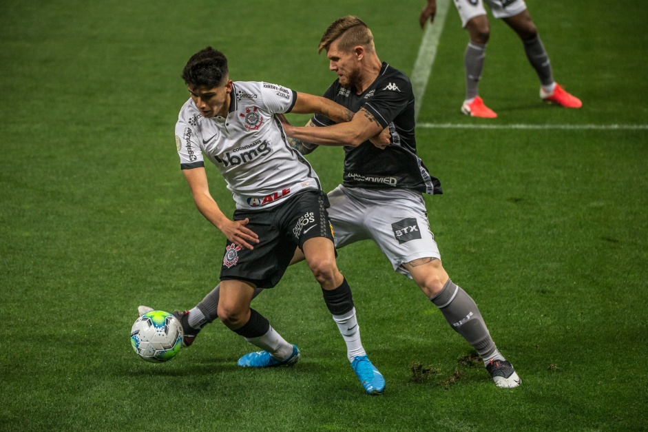 Ángelo Araos no duelo entre Corinthians e Botafogo na Neo Química Arena