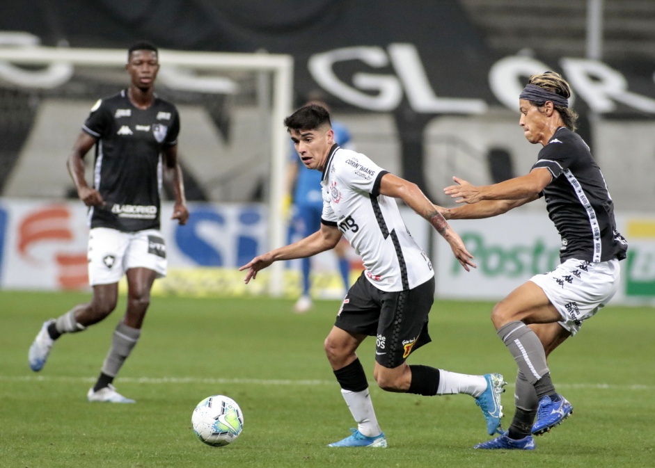 Ángelo Araos no jogo contra o Botafogo, na Neo Química Arena