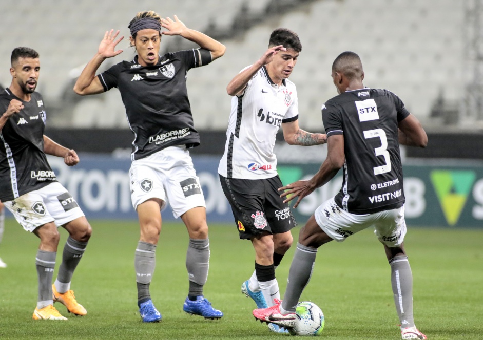 Araos no jogo contra o Botafogo, na Neo Qumica Arena