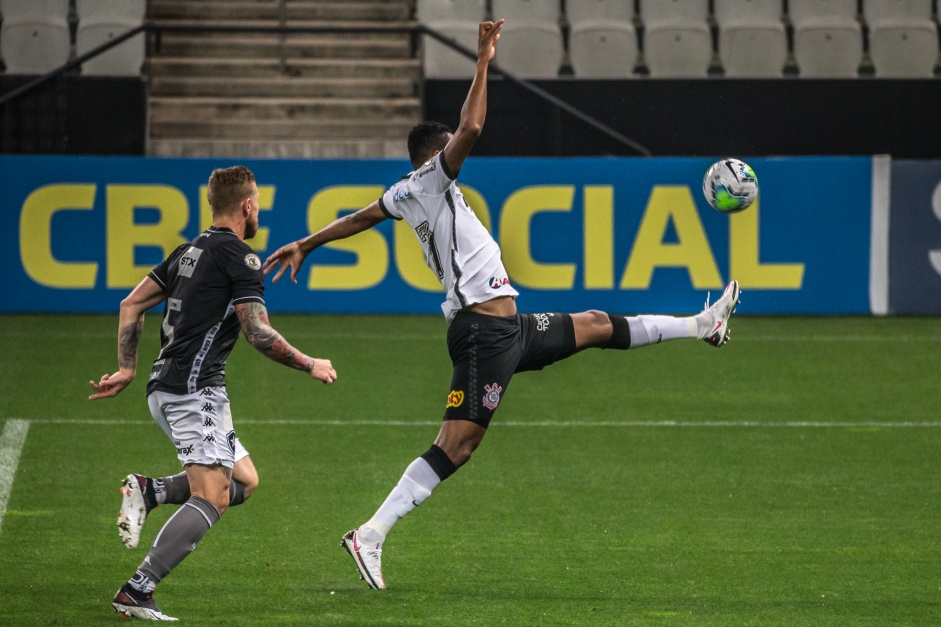 Atacante Jô no duelo entre Corinthians e Botafogo na Neo Química Arena