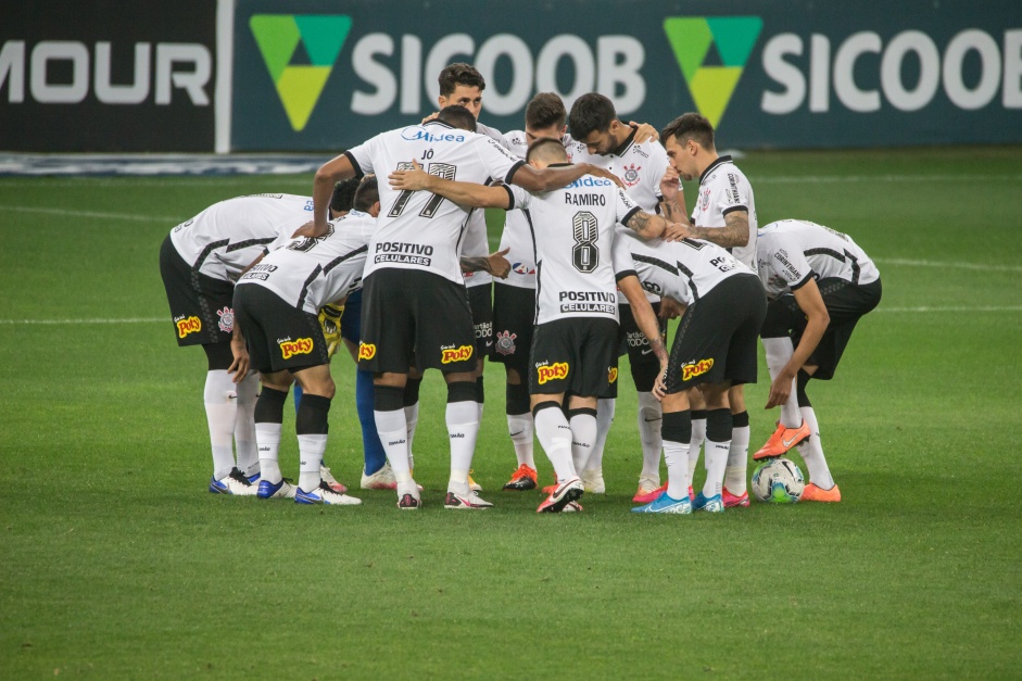 Elenco do Corinthians no jogo contra o Botafogo, na Neo Química Arena