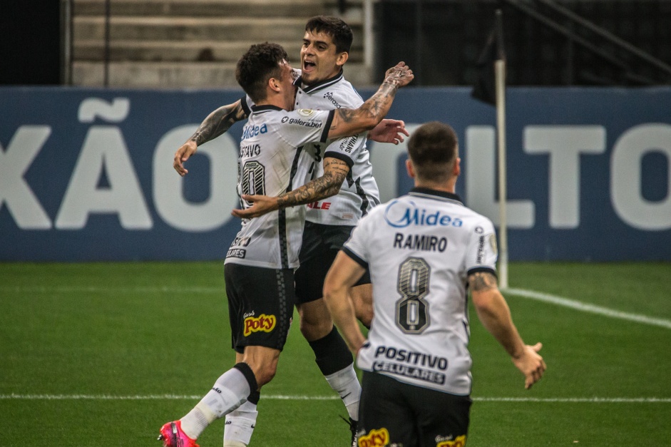 Fagner comemorando seu gol no duelo entre Corinthians e Botafogo na Neo Qumica Arena