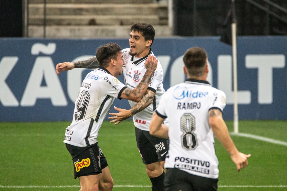 Fagner comemorando seu gol no jogo entre Corinthians e Botafogo na Neo Qumica Arena