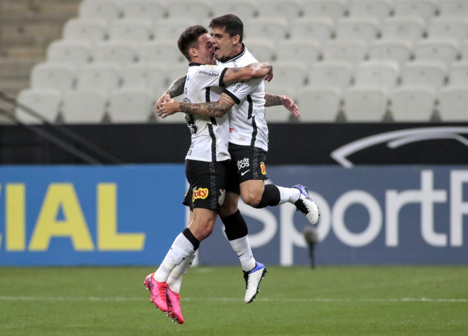 Fagner e Gustavo Silva no jogo contra o Botafogo, na Neo Qumica Arena