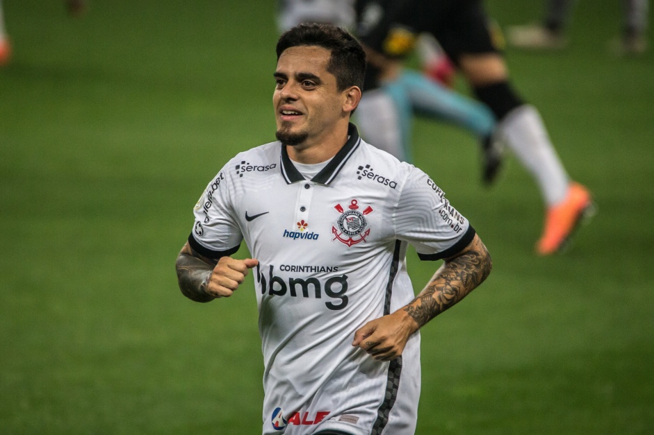 Fagner no duelo entre Corinthians e Botafogo na Neo Qumica Arena