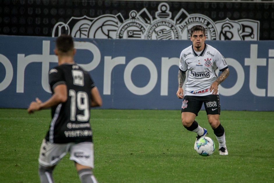 Fagner no jogo contra o Botafogo, na Neo Qumica Arena