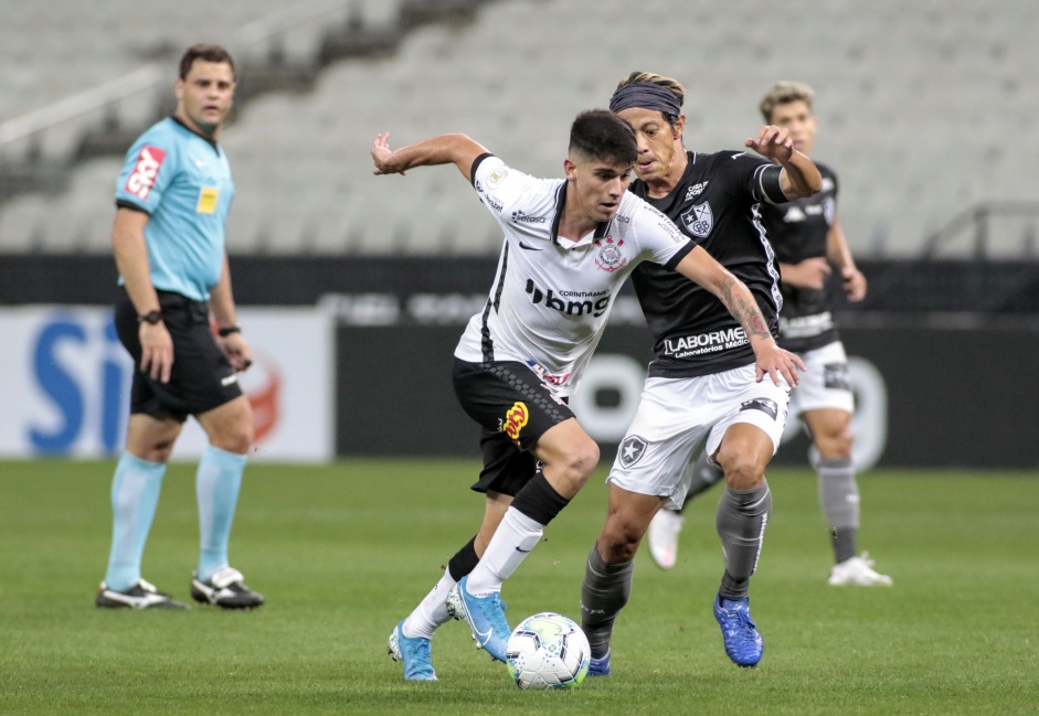 Garoto ngelo Araos no jogo contra o Botafogo, na Neo Qumica Arena