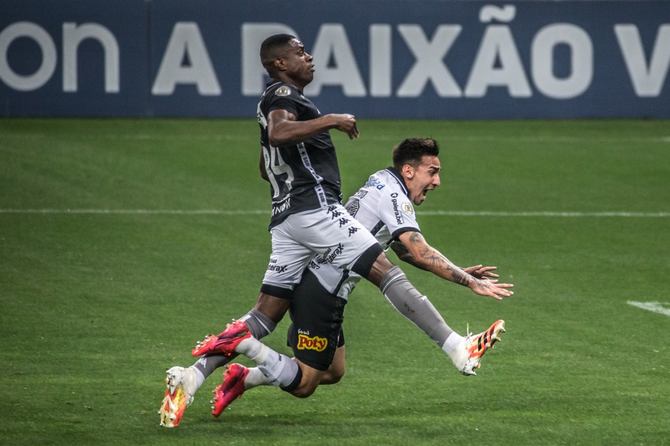 Gustavo Silva no duelo entre Corinthians e Botafogo na Neo Qumica Arena