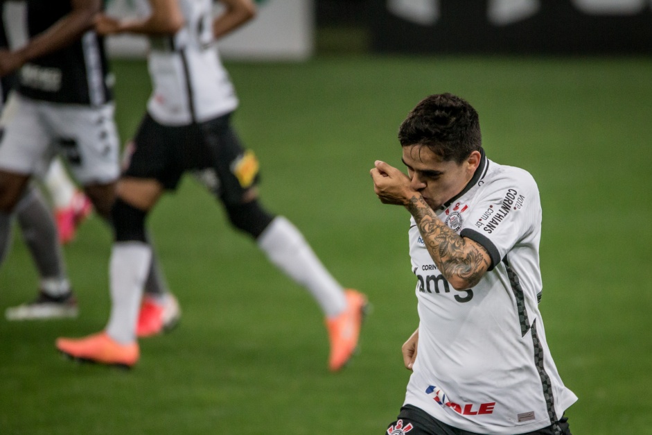 Lateral Fagner no jogo contra o Botafogo, na Neo Química Arena