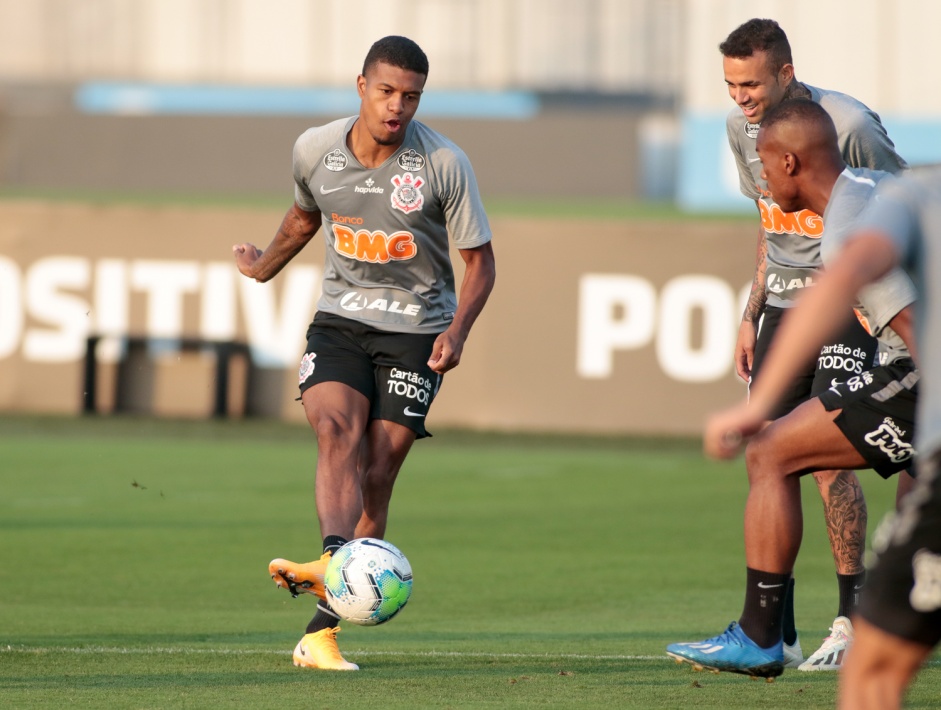Lo Natel no treinamento desta sexta-feira em preparao para o jogo contra o Botafogo