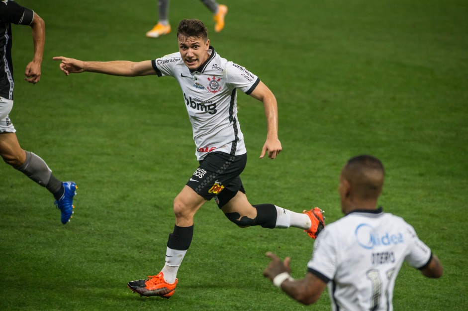 Lucas Piton no jogo contra o Botafogo, na Neo Química Arena