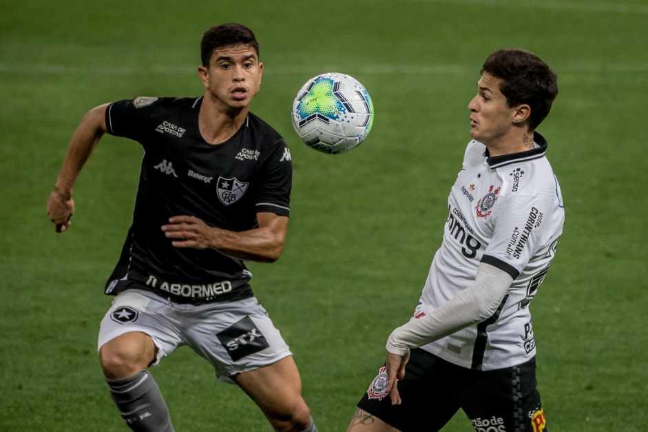 Mateus Vital no jogo contra o Botafogo, na Neo Qumica Arena