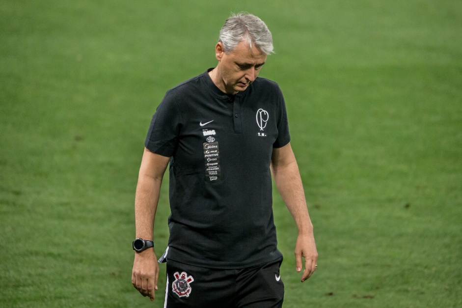 Técnico Tiago Nunes no jogo contra o Botafogo, na Neo Química Arena