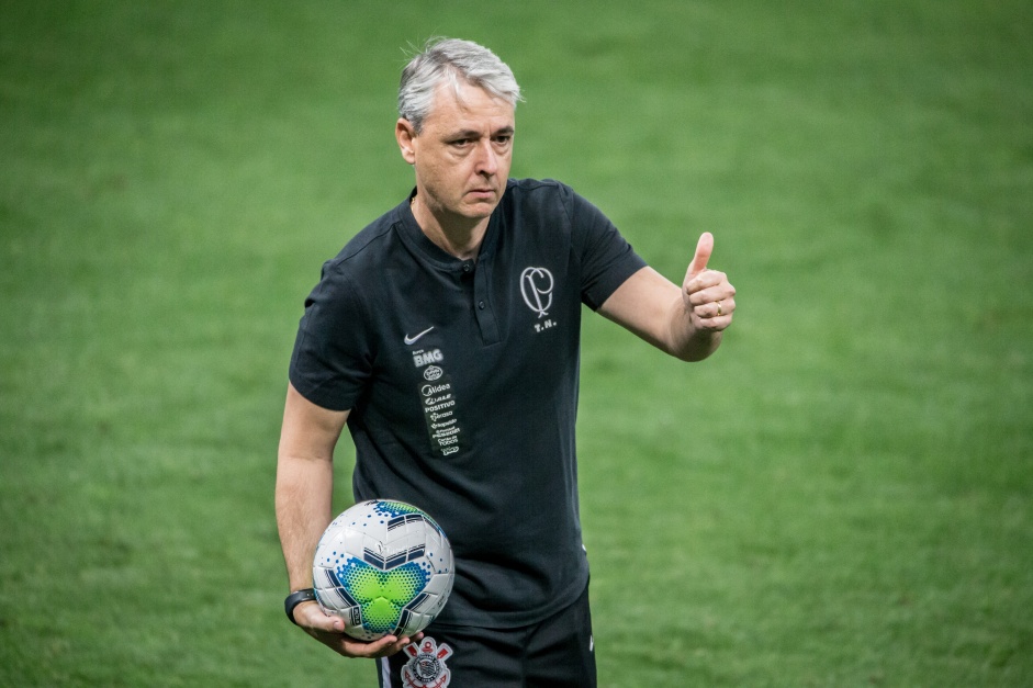 Tiago Nunes no jogo contra o Botafogo, na Neo Química Arena