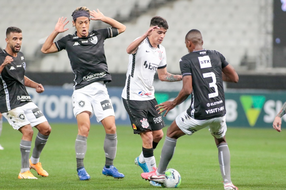 Araos durante jogo contra o Botafogo, pelo Brasileiro, na Neo Qumica Arena