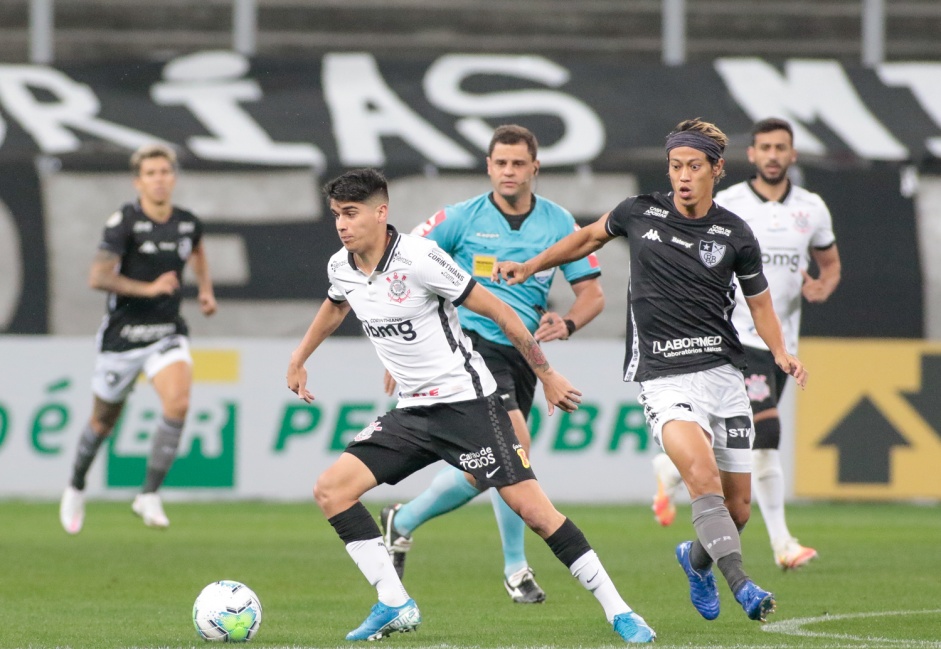 Araos durante jogo contra o Botafogo, pelo Brasileiro, na Neo Qumica Arena