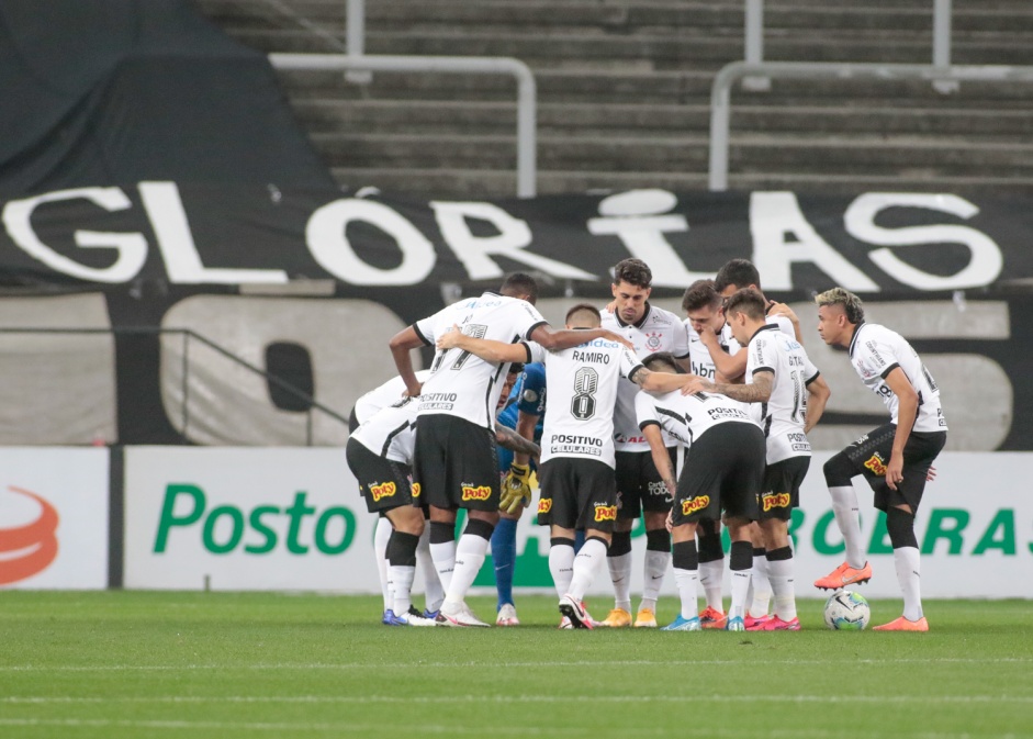 Elenco do Corinthians durante jogo contra o Botafogo, pelo Brasileirão, na Neo Química Arena