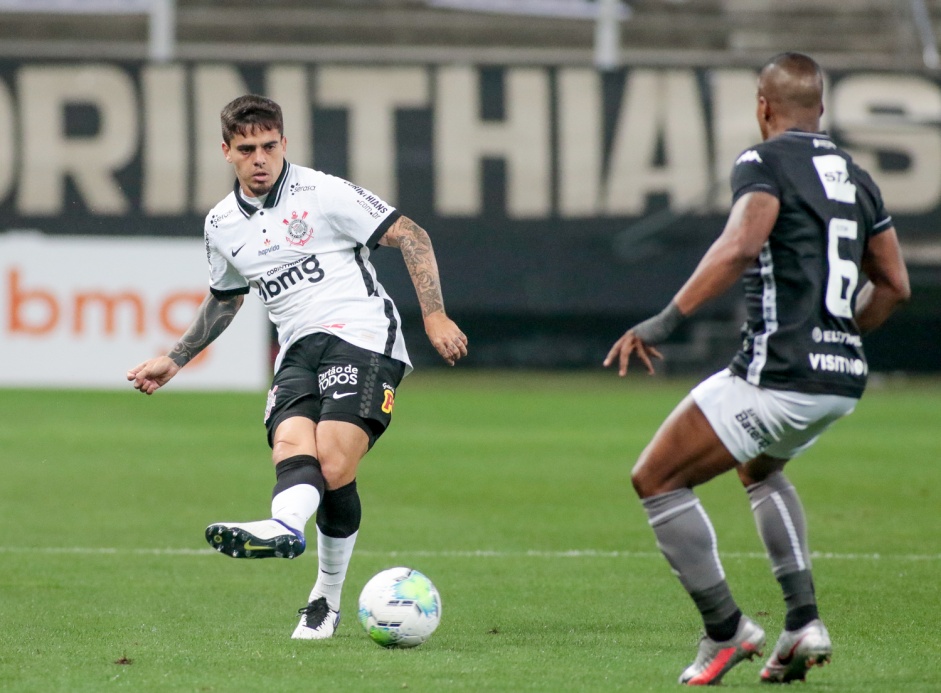 Fagner durante jogo contra o Botafogo, pelo Brasileirão, na Neo Química Arena