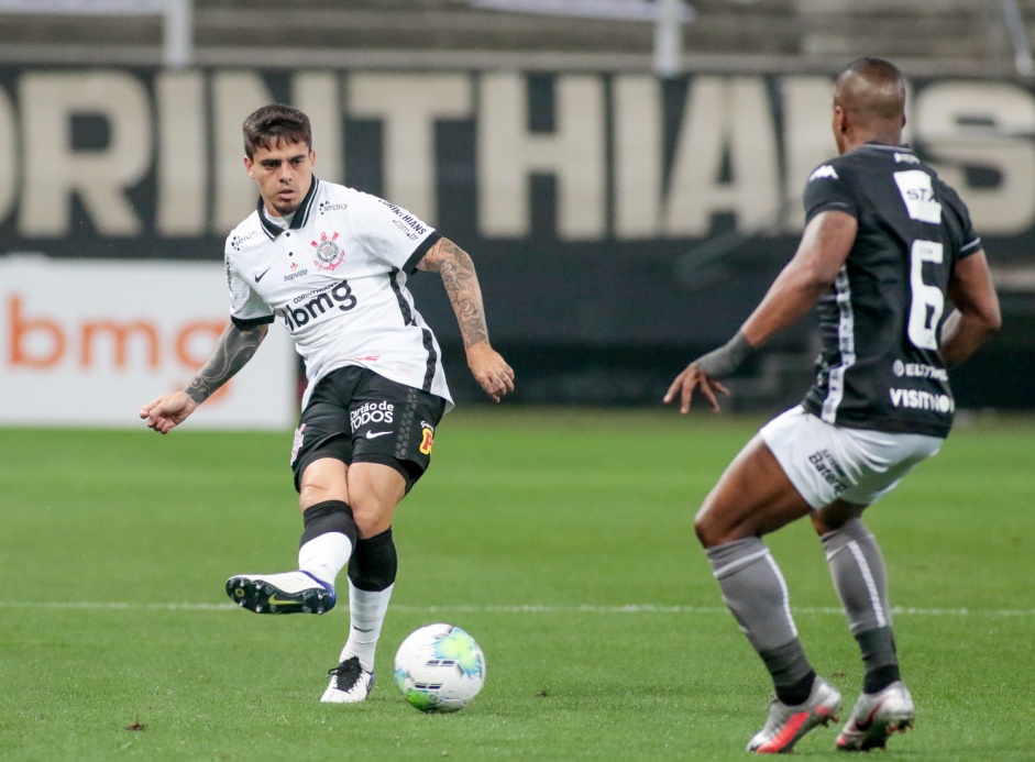 Fagner durante jogo contra o Botafogo, pelo Brasileiro, na Neo Qumica Arena