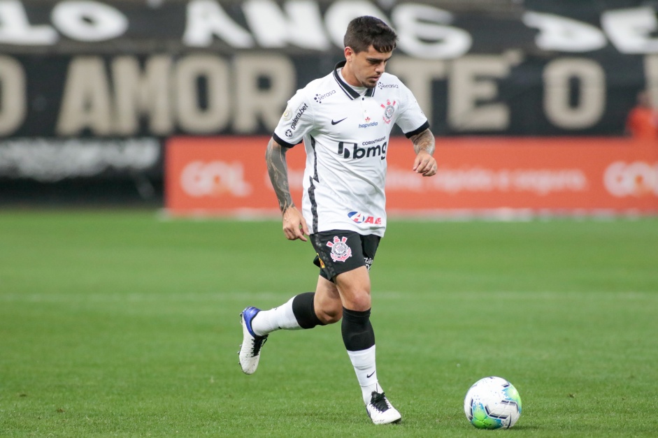 Fagner durante jogo contra o Botafogo, pelo Brasileiro, na Neo Qumica Arena