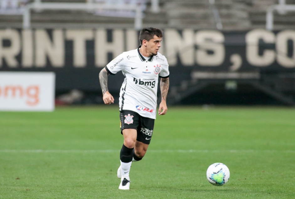 Fagner durante jogo contra o Botafogo, pelo Brasileirão, na Neo Química Arena