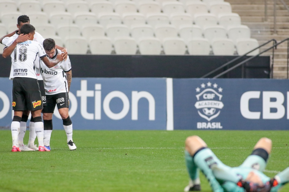 Fagner marcou de pênalti para o Corinthians