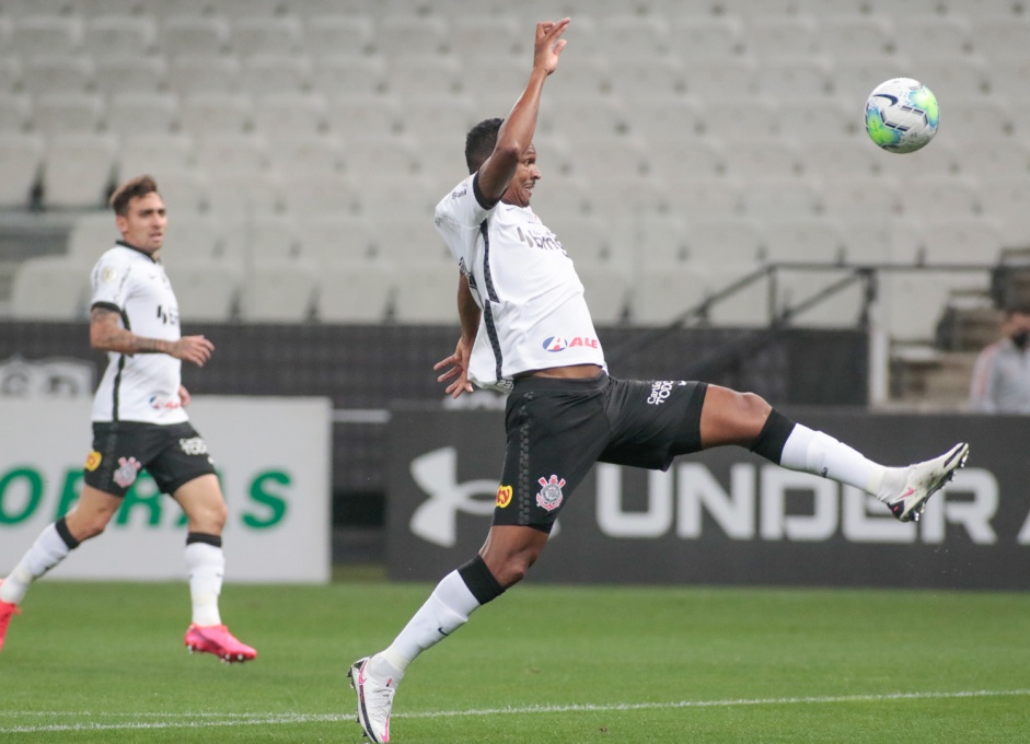Jô durante jogo contra o Botafogo, pelo Brasileirão, na Neo Química Arena