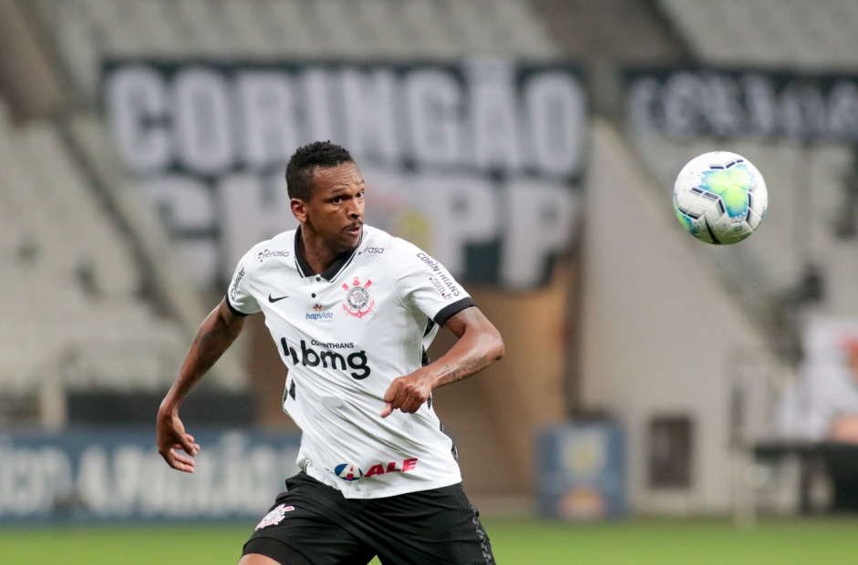 Jô durante jogo contra o Botafogo, pelo Brasileirão, na Neo Química Arena