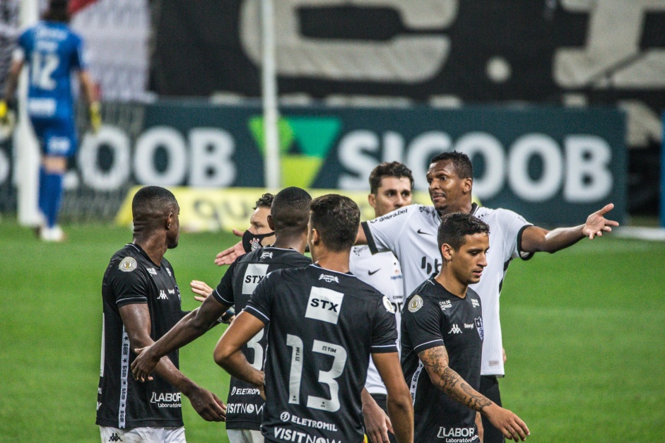 J e Avelar no jogo contra o Botafogo, na Neo Qumica Arena