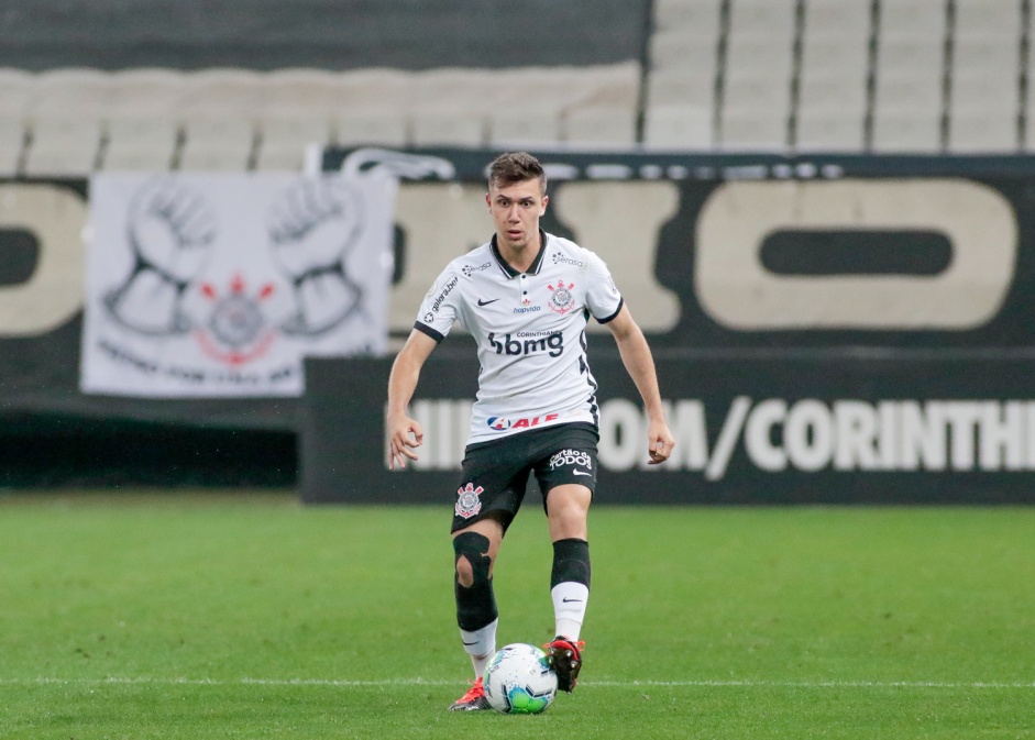 Lucas Piton durante jogo contra o Botafogo, pelo Brasileirão, na Neo Química Arena