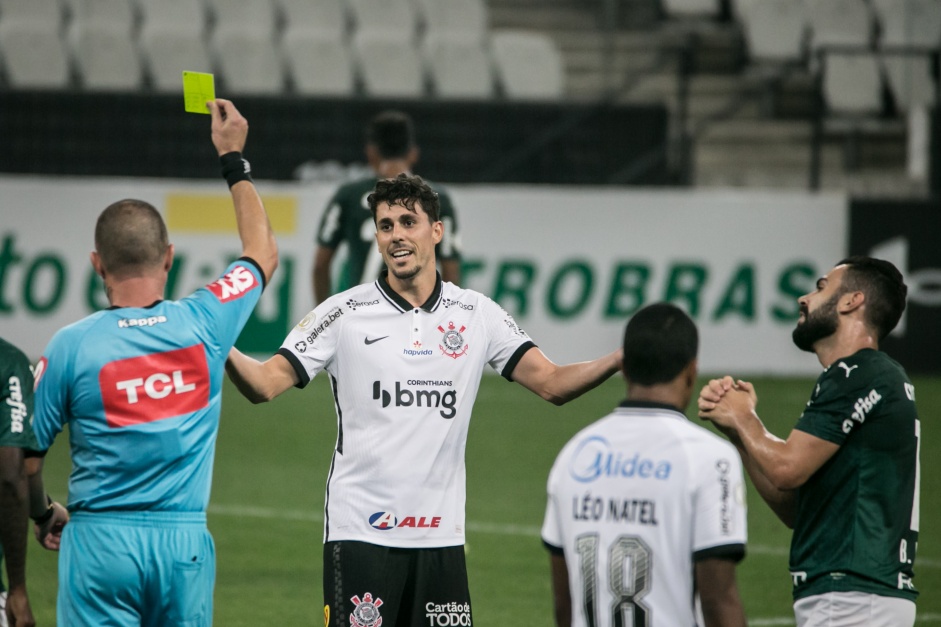 Danilo Avelar foi expulso no jogo contra o Palmeiras, na Neo Química Arena