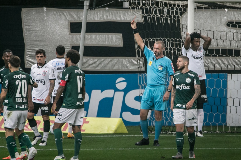 Fagner foi expulso no jogo contra o Palmeiras, pelo Brasileirão, na Neo Química Arena
