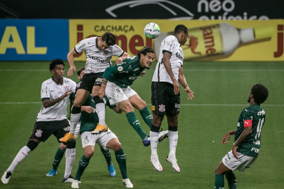 Gil, Avelar e Jô no jogo contra o Palmeiras, pelo Brasileirão, na Neo Química Arena