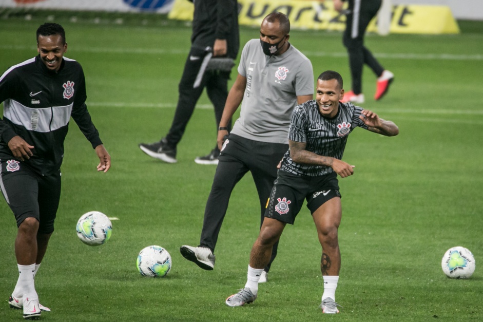 Jogadores do Corinthians se aquecem para o Dérbi na Neo Química Arena