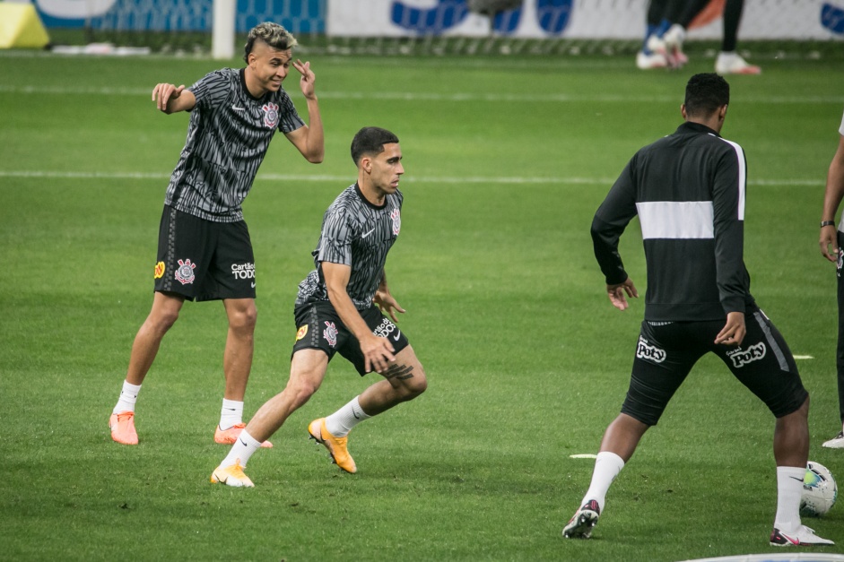 Jogadores do Corinthians se aquecem para o Dérbi na Neo Química Arena