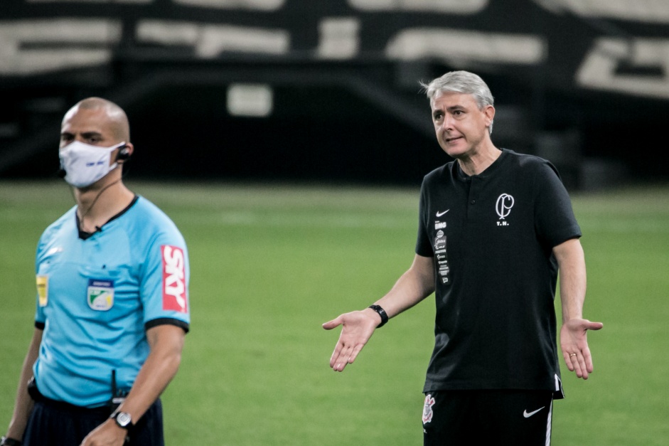 Tiago Nunes no jogo contra o Palmeiras, na Neo Qumica Arena