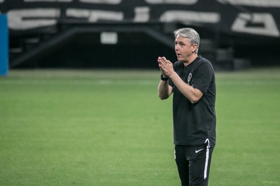 Tiago Nunes no jogo contra o Palmeiras, pelo Brasileirão, na Neo Química Arena